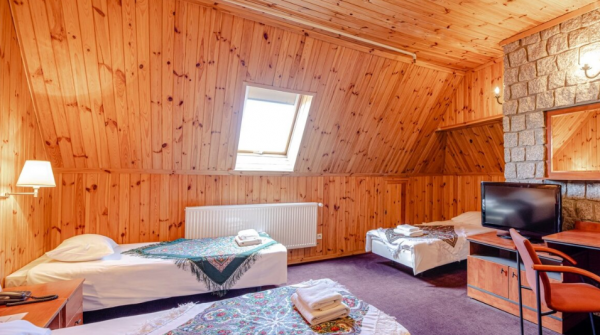 Kamar dengan langit-langit tinggi dan ornamen indah